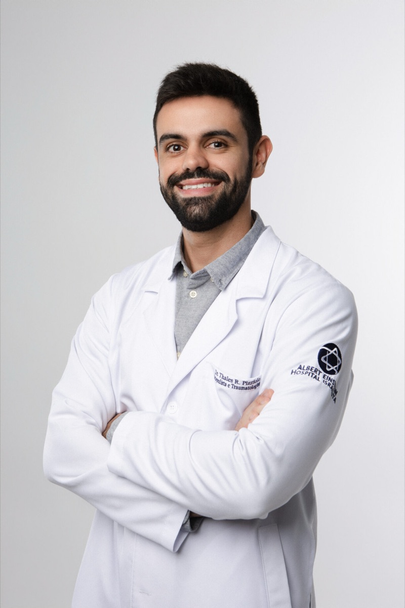 Dr. Thales Pizziolo de jaleco branco